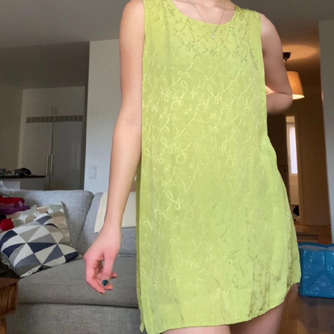 Tunn klänning med slits - 90