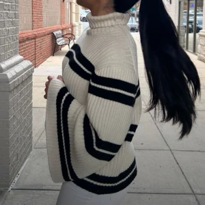 Randig stickad tröja  - Mysig tröja som inte kommer till användning 🌟