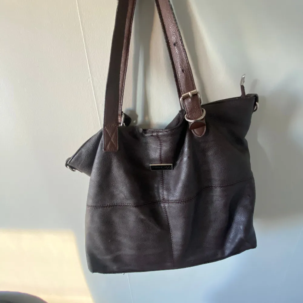 Säljer denna Jimmy choo väskan då den bara ligger hemma och aldrig kommer till användning, tecken på användning så därför lägger jag ett bra pris!❤️. Laukut & Käsilaukut.