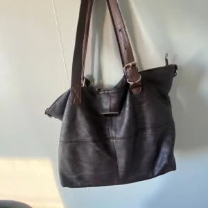 JIMMY CHOO - Säljer denna Jimmy choo väskan då den bara ligger hemma och aldrig kommer till användning, tecken på användning så därför lägger jag ett bra pris!❤️