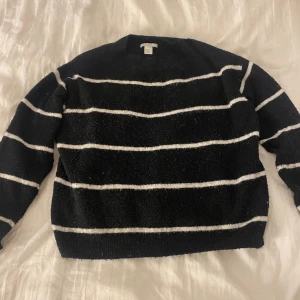 Stickad tröja - En snygg randig stickad tröja från H&M💓 i storlek XS!
