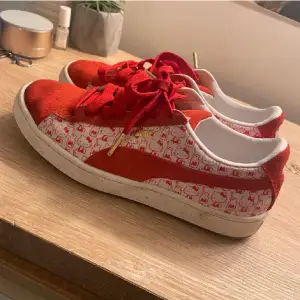 Intressekoll, Skor från Puma som gjorde collab med Hello Kitty för några år sen, dem är limited edition och dem går inte längre att köpa, skorna har använts några gånger men inga större defekter förekommer, nypris på skorna är runt 2000kr💗