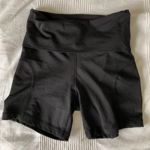 Träningsshorts  - Svarta träningsshorts med en liten ficka på insidan. Bra skick. 