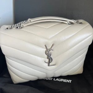 Ysl loulou small - Säljer min fina Ysl väska i modellen Loulou small, blanc vintage  Väskan är i god skick. Använt den 3 gånger endast. 
