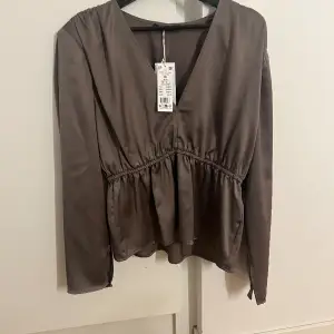 Helt ny blouse från Gina, aldrig använt säljer pågrund av storleken🫶🏼  49kr fraktkostnad 