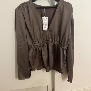 Blouse från Gina tricot - Helt ny blouse från Gina, aldrig använt säljer pågrund av storleken🫶🏼  49kr fraktkostnad 