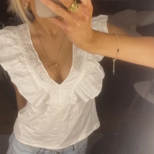 Topp - Söt topp med glitter detaljer och volang, aldrig använd. I fint skick och inga defekter ❣️