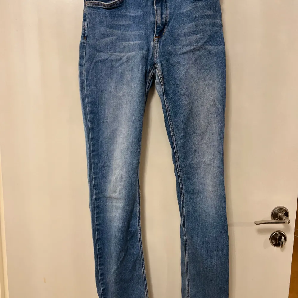 Blåa jeans från Dobber. Mid Waits/slim fit. Skicket är mycket bra.. Jeans & Byxor.