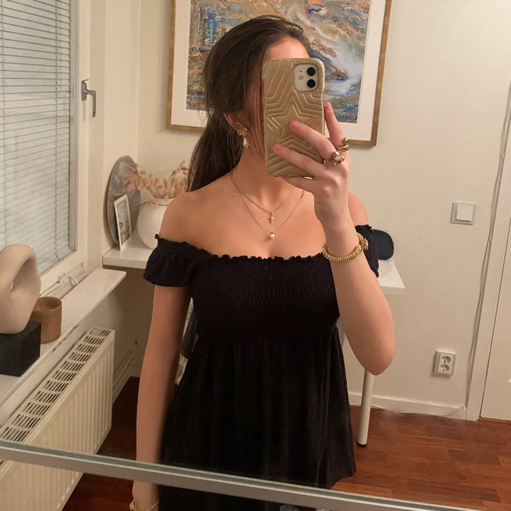 Jätte fin topp från h&m, kan ha off shoulder eller som vanligt. Väldigt strechig. Skriv för fler bilder eller frågor🌸 står storlek M men jag brukar ha xs så skulle säga att de passa allt från XS-L. Toppar.