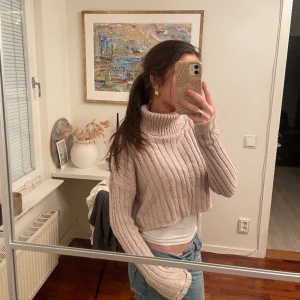 Polo tröja - Jätte fin polo tröja från h&m som är croppad vilket är perfekt om man vill ha en tröja under som lager. Skriv för fler bilder eller frågor💖