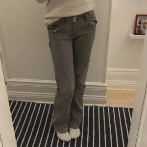 Gina jeans - Jag säljer mina Gina bootcut jeans i st 164 pågrund av att jag redan har massa gråa jeans så vill köpa ett par blåa💕Sorry för suddiga bilder men min mobil är sönder så fotar på min lillasysters iPad.❤️❤️❤️De är även lågmidjade!