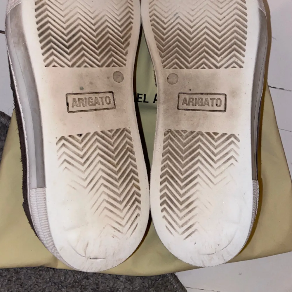 Hej! Säljer mina använda snygga Arigato skor för ett bra pris! Slitningar finns på bild 2 och 3 därav det låga priset! Har du frågor är det bara att fråga! 👟 Dust bag finns. Skor.