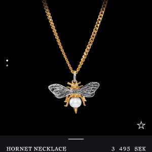 Säljer mitt Maria Nilsdotter halsband (Hornet Necklace). Kartong medföljer. Helt nyskick och inköpt för ett år sedan. 
