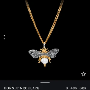 Maria Nilsdotter (Hornet Necklace) - Säljer mitt Maria Nilsdotter halsband (Hornet Necklace). Kartong medföljer. Helt nyskick och inköpt för ett år sedan. 