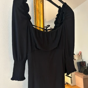 Svart klänning med trådad rygg - Bikbok storlek M