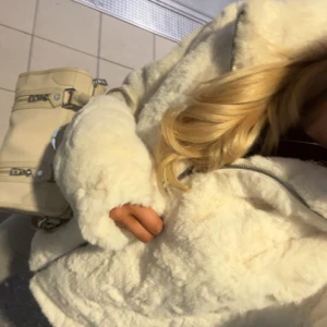 Pälsjacka  - Vit pälsa jacka🥰 endast använd 3-4 ggr. Superfint skick och jättemysig❤️