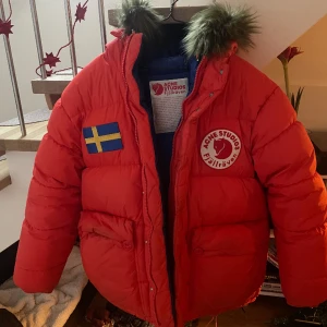 Xs är stor i storlek passar någon som är 170 till 180 cm - Använd sparsamt en säsong.