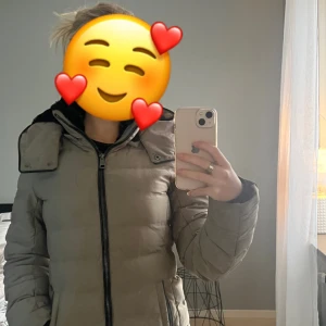 Vinterjacka från Zara🥰 - Vinterjacka från Zara i nytt skick. Köpte för 1 år sedan men bara använt få gånger. Storlek xs 💕 