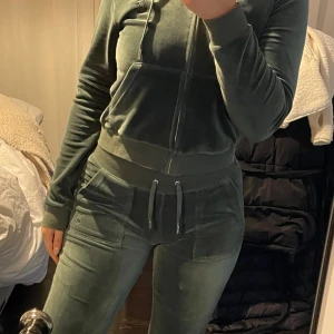 Juicy couture set - Set från juicy couture, byxor i xs och hoodie i s. I färgen dark Moss 