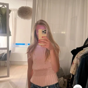 Rosa stickad armlös tröja  - En super fin rosa stickad tröja. Bilden är från ägaren innan mig. Superfint skick.💕