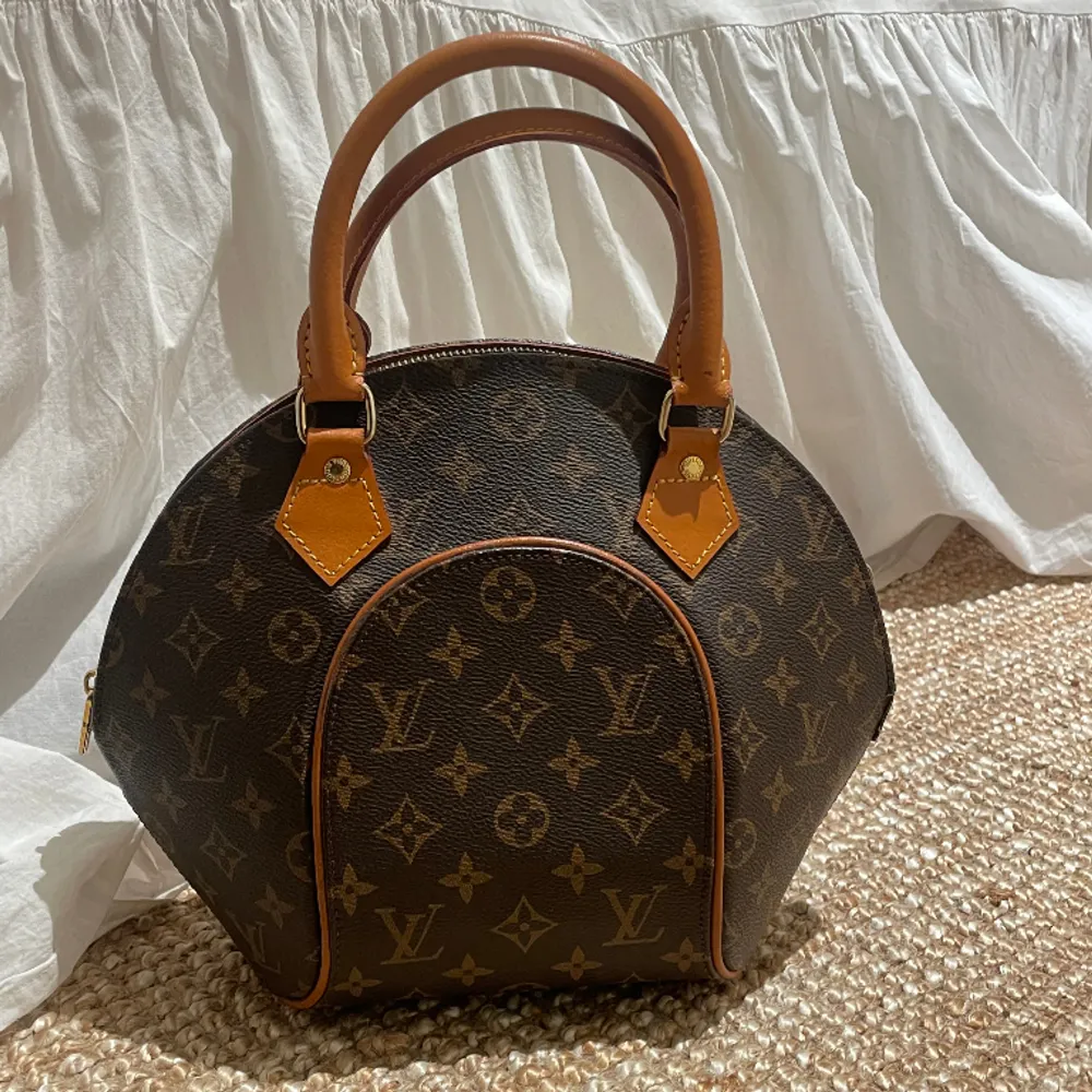 Säljer min äkta Louis Vuitton handväska, den är vintage, fick den av min mormor. Så otroligt fin och kvaliten på väskan är nästan som nyskick, därav priset❤️. Väskor.