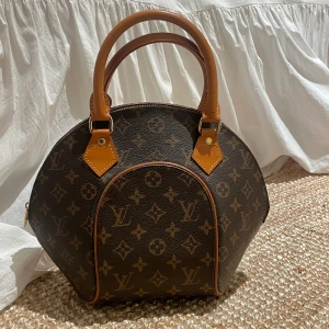 Äkta vintage Louis Vuitton väska - Säljer min äkta Louis Vuitton handväska, den är vintage, fick den av min mormor. Så otroligt fin och kvaliten på väskan är nästan som nyskick, därav priset❤️