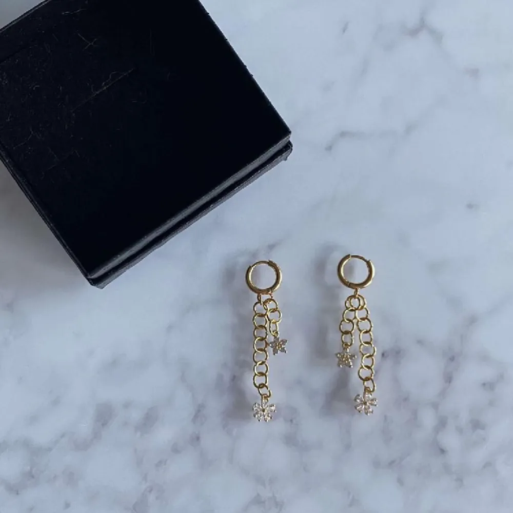 (Säljer för UF) Multi Flower Earrings Gold Xtra Long. Perfekt för dig som är detaljälskare. Vi säljer dessa för endast 30kr ?! Färg: Guld Pris: 30 kr Rostfritt stål? JA. Accessoarer.