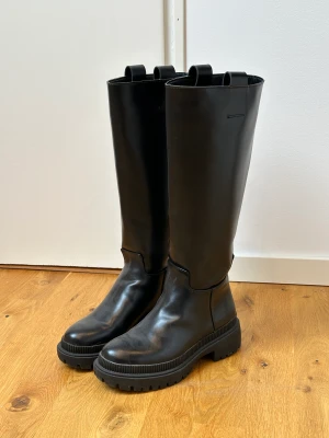 Stövlar H&M - Jätte fina stövlar från H&M Storlek 36 Använda fåtal gånger