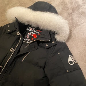 Moose knuckles jacka - En fin jacka i bra skick inga alls hål eller fel på jackan, håller dig väldigt varm. Haft jackan i en vinter. 