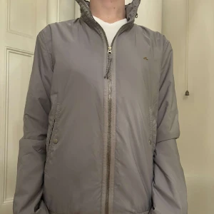 J Lindberg Jacka  - Denna sjukt snygga och trendiga jacka köpte jag i höstas för ca 1800. Den har snygga små detaljer som att den har en inbyggd luva där bak vid dragkedjan. Sedan är den gul inuti. M/L