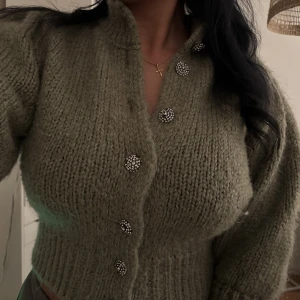 Trekvarts tröja  - Denna otroligt snygga/eleganta trekvartsarmade Cardigan/koftan ska nu vidare till någon annan! De är en otroligt snygg grön färg med strass stenar på knapparna! Vissa av stenarna är av men de är inget man tänker på 