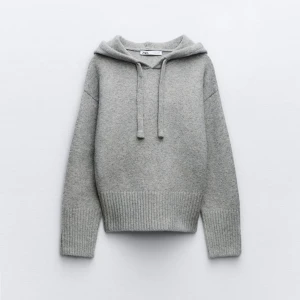 Stickad hoodie från zara❣️ - Super snygg och populär stickad hoodie från zara! Helt slutsåld på deras hemsida. Använd fåtal gånger och ser helt ny ut. Skriv för fler bilder💛💛