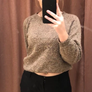 Stickad tröja - Så fin brun stickad tröja. Passar till precis allt och är otrolig snygg 💕 den är i toppenskick, köpt på Peppercorn för 700