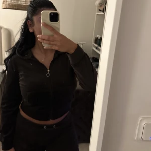 Velour set Gina tricot  - Detta snygga velour set från Gina tricot i denna skit snygga mörk bruna färg ska nu säljas! Köpt tröja och byxor för sig men säljer detta som ett set för 350kr! Snörningen till byxorna är borta! Byxorna - strl l Tröja - strl M