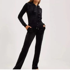 Svart Juicy Couture  - Jätte bra skick på settet inga skador använd ungefär 6 gånger. Kommer inte till användning därför jag säljer.  Pris går att diskuteras vid snabb affär