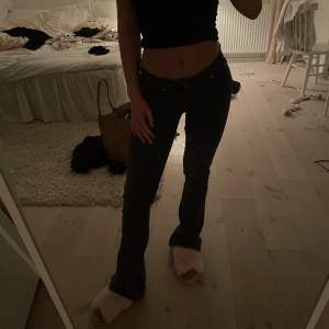 Jätte fina gråa bootcut jeans, storlek M men passar mig som har XS/S