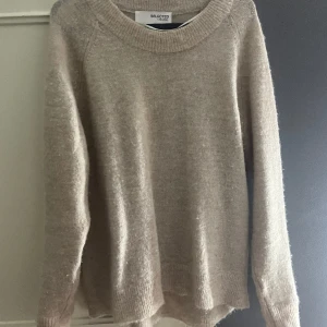 Tröja  - En stickad tröja från selected, använd 1-2 gånger säljer pga att de inte riktigt är min stil❤️ köpt för 600kr