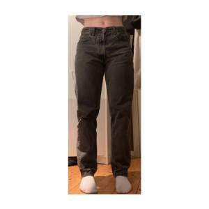 Levi’s Strauss 504 02 vintage jeans. Midjemått (W) - 33tum, benlängd (L) - 34tum. Snygga och bekväma straight baggy jeans.  