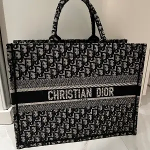 Dior inspererad tote bag i den stora modellen, topp kvalitet och ny skick! Använd köp nu eller skriv fler bilder