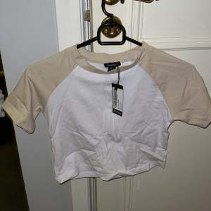 En vit och beige cropad Tshirt, helt oanvänd