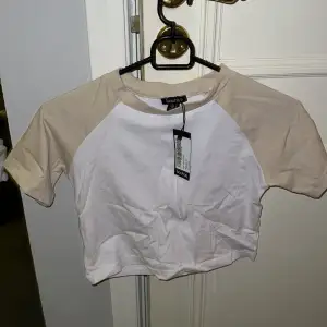 En vit och beige cropad Tshirt, helt oanvänd
