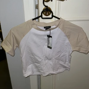 Raglan crop Tshirt - En vit och beige cropad Tshirt, helt oanvänd