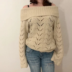 Stickad off-shoulder tröja - Jättesöt stickad off-shoulder tröja i mycket fint skick utan fläckar. Jag köpte tröjan här på plick, skriv om ni är intresserade och tryck gärna på köp nu😘❤️passar S-M!
