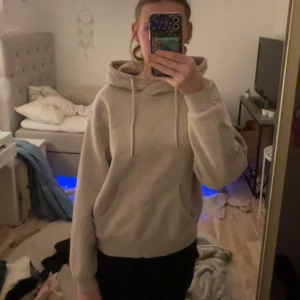 Beige hoodie  - Säljer denna Hoodie för den kommer inte till användning. Den är ifrån Lindex, hör av dig om har frågor eller vill ha fler bilder. 