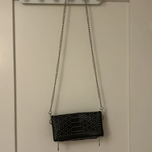 Trendig axelremsväska  - Väskan är ifrån evan&odd och är i nyskick. Använd ett fåtal gånger och jag säljer den för att den inte kommer till användning. Inga tecken på skador och är som sagt i nyskick.