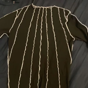 Långärmad tröja - Säljer denna tröja då jag bara haft på mig den en gång. Köpt för 200kr säljer för 85kr