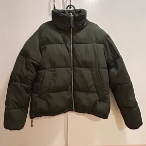 Mörkgrön vinterjacka storlek S - Mörkgrön, toppskick. Storlek 36. 🌻