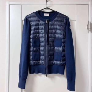 Moncler cardigan - Hej däljer denna Moncler cardigan jackan den är i väldigt fint skick och äkta inga defekter eller andra slitage hör gärna av dig vid intresse vid snabbadfär går priset att diskuteras Kvittot finns även kvar