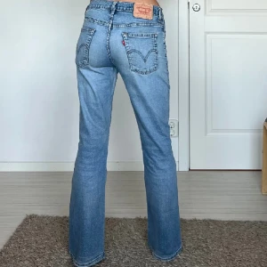 Lågmidjade Levi’s jeans  - Jätte fina lågmidjade Levi’s jeans som tyvärr inte sitter så bra på mig! Köpta här på Plick. 💕Dom har lite slitningar nere vid anklagarna. Jag har inte använt dom, endast prövat på!  Skriv för mått! (LÅNDAE BILDER) från tjejen jag köpte dom av!