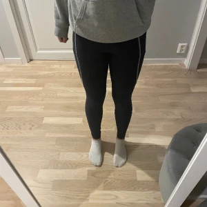 Ridbyxor från maya delorez  - Säljer domma ridbyxorna från maya delorez då jag slutat rida så dom kommer aldrig till användning, väldigt bra skick, i färgen mörkblå